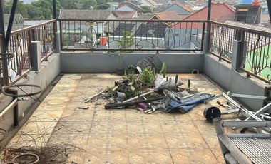RUMAH BESAR  3 LANTAI  DIJUAL MURAH DI DEKAT BRIMOB DEPOK