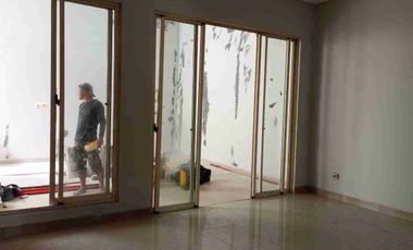 Disewakan rumah 2 lt 8 x 20 m2 di Golf Lake Residences Cengkareng ada 3+1  kt 3+1 km unfurnished carport 2 mobil, min sewa 2 thn, lagi renovasi, survei yuk!