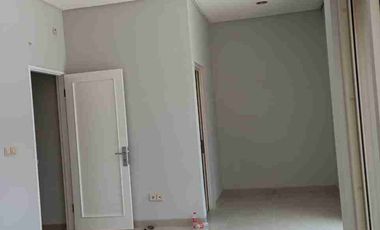 Disewakan rumah 2 lt 8 x 20 m2 di Golf Lake Residences Cengkareng ada 3+1  kt 3+1 km unfurnished carport 2 mobil, min sewa 2 thn, lagi renovasi, survei yuk!