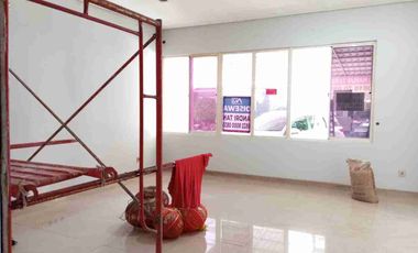 Disewakan rumah 2 lt 8 x 20 m2 di Golf Lake Residences Cengkareng ada 3+1  kt 3+1 km unfurnished carport 2 mobil, min sewa 2 thn, lagi renovasi, survei yuk!