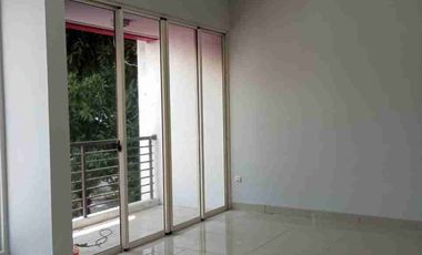 Disewakan rumah 2 lt 8 x 20 m2 di Golf Lake Residences Cengkareng ada 3+1  kt 3+1 km unfurnished carport 2 mobil, min sewa 2 thn, lagi renovasi, survei yuk!