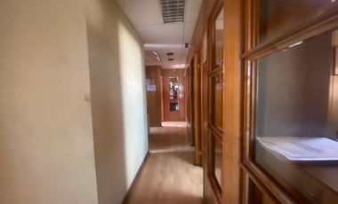 Se Arriendan 2 oficinas, juntas , separadas o plantas libres, con 4 estacionamientos cada oficinas.