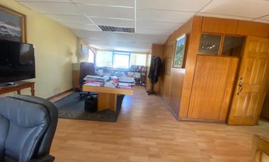 Se Arriendan 2 oficinas, juntas , separadas o plantas libres, con 4 estacionamientos cada oficinas.