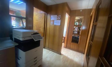 Se Arriendan 2 oficinas, juntas , separadas o plantas libres, con 4 estacionamientos cada oficinas.