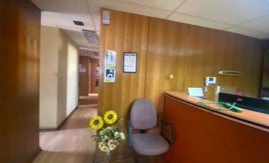 Se Arriendan 2 oficinas, juntas , separadas o plantas libres, con 4 estacionamientos cada oficinas.