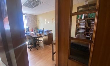 Se Arriendan 2 oficinas, juntas , separadas o plantas libres, con 4 estacionamientos cada oficinas.