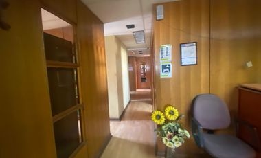 Se Arriendan 2 oficinas, juntas , separadas o plantas libres, con 4 estacionamientos cada oficinas.