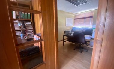 Se Arriendan 2 oficinas, juntas , separadas o plantas libres, con 4 estacionamientos cada oficinas.