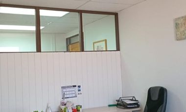 UF 8.000, Espectacular oficina en Venta Edificio Las Empresas, para Inversión Con estacionamiento y Bodega