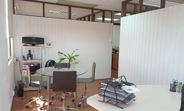 UF 8.000, Espectacular oficina en Venta Edificio Las Empresas, para Inversión Con estacionamiento y Bodega