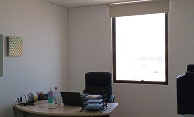 UF 8.000, Espectacular oficina en Venta Edificio Las Empresas, para Inversión Con estacionamiento y Bodega