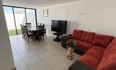 Casa en RENTA Toluca, dentro de fraccionamiento, zona plaza Santin.