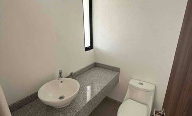 Casa en RENTA Toluca, dentro de fraccionamiento, zona plaza Santin.