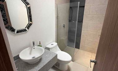 Casa en RENTA Toluca, dentro de fraccionamiento, zona plaza Santin.