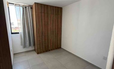 Casa en RENTA Toluca, dentro de fraccionamiento, zona plaza Santin.