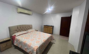 alquilo casa amoblada de tres dormitorios con baños