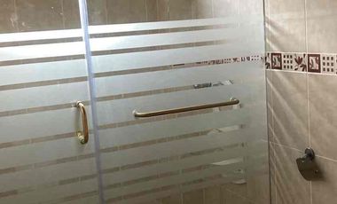 alquilo casa amoblada de tres dormitorios con baños