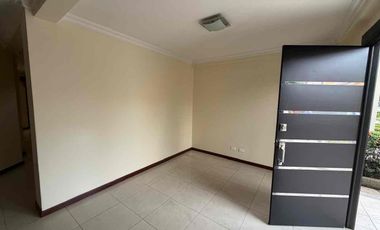 alquiler casa de Tres dormitorios con baños