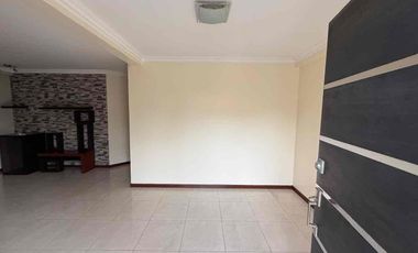 alquiler casa de Tres dormitorios con baños