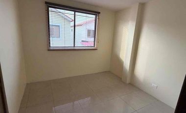 alquiler casa de Tres dormitorios con baños