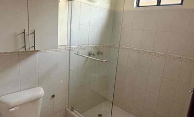 alquiler casa de Tres dormitorios con baños
