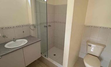 alquiler casa de Tres dormitorios con baños