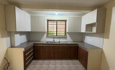 alquiler casa de Tres dormitorios con baños