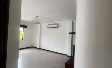 alquiler casa de Tres dormitorios con baños