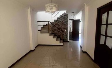 alquiler casa de Tres dormitorios con baños