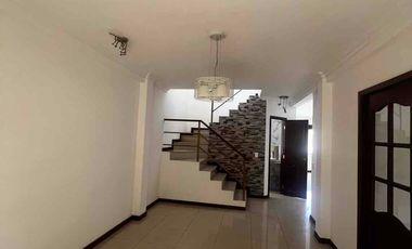 alquiler casa de Tres dormitorios con baños
