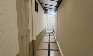 alquiler casa de Tres dormitorios con baños