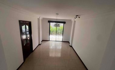 alquiler casa de Tres dormitorios con baños
