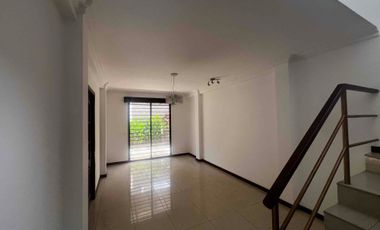 alquiler casa de Tres dormitorios con baños