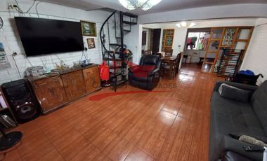 Casa de Dos Pisos Ampliada con 3 Dormitorios, 2 Baños, Villa Arturo Prat, Comuna de Quilicura.