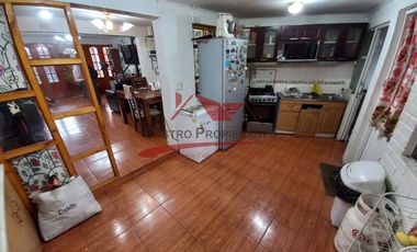 Casa de Dos Pisos Ampliada con 3 Dormitorios, 2 Baños, Villa Arturo Prat, Comuna de Quilicura.