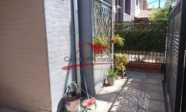 Hermosa Casa de Dos Pisos Ampliada con 3 Dormitorios, 2 Baños, Villa Jardin del Norte, Comuna de Quilicura.