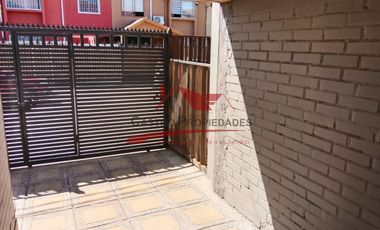 Hermosa Casa de Dos Pisos Ampliada con 3 Dormitorios, 2 Baños, Villa Jardin del Norte, Comuna de Quilicura.