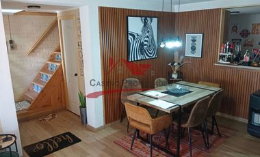 Hermosa Casa de Dos Pisos Ampliada con 3 Dormitorios, 2 Baños, Villa Jardin del Norte, Comuna de Quilicura.