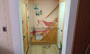 Hermosa Casa de Dos Pisos Ampliada con 3 Dormitorios, 2 Baños, Villa Jardin del Norte, Comuna de Quilicura.