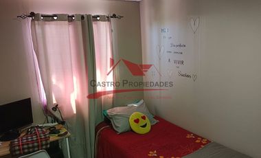 Hermosa Casa de Dos Pisos Ampliada con 3 Dormitorios, 2 Baños, Villa Jardin del Norte, Comuna de Quilicura.
