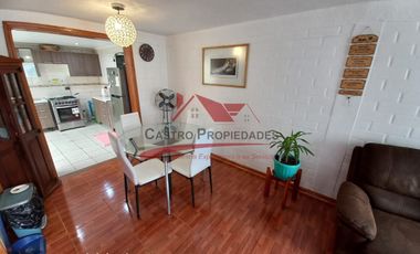 Hermosa Casa de Dos Pisos Ampliada con 2 Dormitorios, 1 Baño, Villa Los Jardines, Comuna de Quilicura.