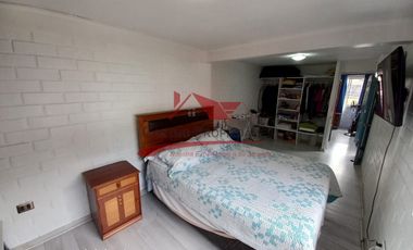 Hermosa Casa de Dos Pisos Ampliada con 2 Dormitorios, 1 Baño, Villa Los Jardines, Comuna de Quilicura.