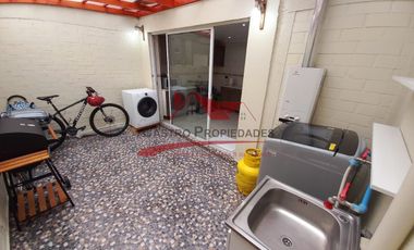 Hermosa Casa de Dos Pisos Ampliada con 2 Dormitorios, 1 Baño, Villa Los Jardines, Comuna de Quilicura.