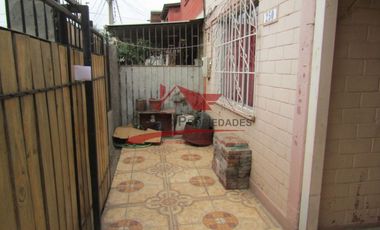 Casa de Dos Pisos Ampliada con 4 Dormitorios, 1 Baño, Villa San Enrique, Comuna de Quilicura.