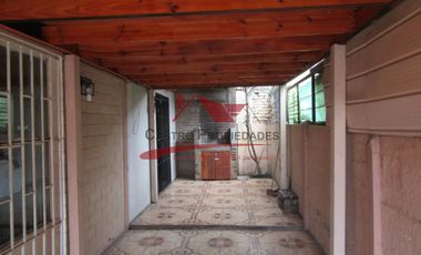 Casa de Dos Pisos Ampliada con 4 Dormitorios, 1 Baño, Villa San Enrique, Comuna de Quilicura.