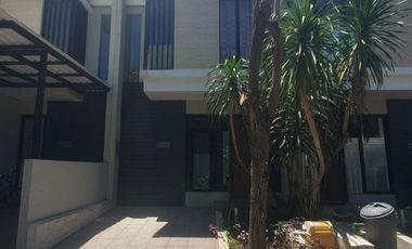 Rumah 2 lantai elegan di Citraland Surabaya