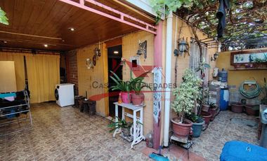 Casa Dos Pisos Ampliada con 6 Dormitorios, 1 Baño, Villa Los Adobes IV, Comuna de Quilicura.