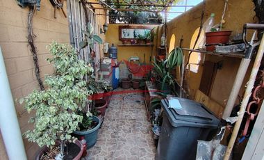 Casa Dos Pisos Ampliada con 6 Dormitorios, 1 Baño, Villa Los Adobes IV, Comuna de Quilicura.
