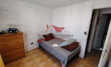 Casa Dos Pisos Ampliada con 6 Dormitorios, 1 Baño, Villa Los Adobes IV, Comuna de Quilicura.