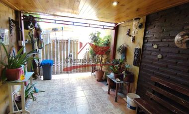 Casa Dos Pisos Ampliada con 6 Dormitorios, 1 Baño, Villa Los Adobes IV, Comuna de Quilicura.